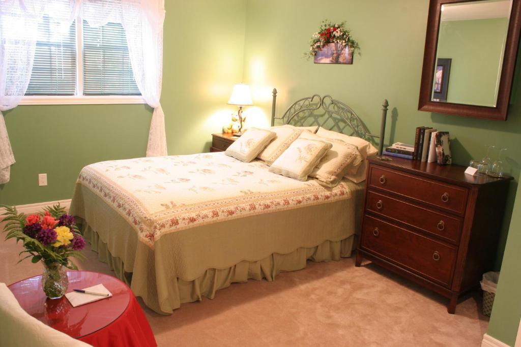 Bed and Breakfast A Li'L Bit Of Eden Niagara-on-the-Lake Pokoj fotografie